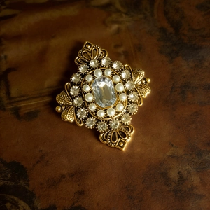 Spilla barocca vintage con gemma rettangolare e perle su uno sfondo scuro raffinato