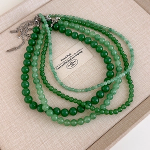 Ensemble de colliers de perles en pierre verte à plusieurs rangs avec fermoir argenté chic