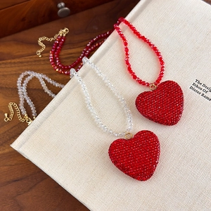 Colliers élégants avec pendentif cœur en cristal rouge et strass brillants pour femme