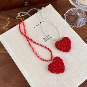 Colliers pendentifs coeur avec cristaux rouges sur chaînes perlées élégantes pour femme