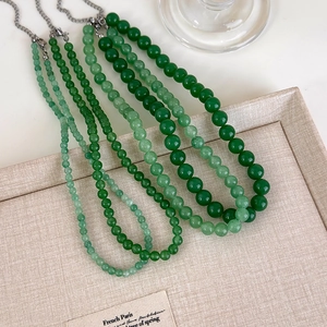 Détails de colliers de perles vertes de tailles variées avec fermoirs mousquetons en métal