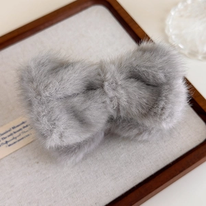 Pince à cheveux élégante en peluche grise en forme de nœud avec texture douce d'hiver