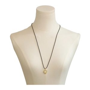 Collier minimaliste en corde noire avec pendentif goutte d'eau dorée de forme organique