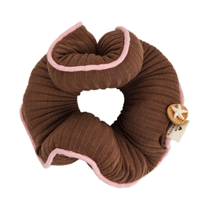 Elastico per capelli in maglia bicolore rosa e marrone con stella e bottone in legno