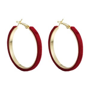 Créoles de style vintage français avec revêtement en velours rouge foncé et métal doré