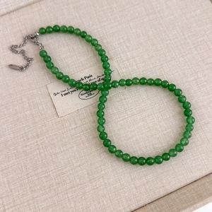 Vue détaillée des perles de jade vert avec fermoir en argent et chaîne d'extension