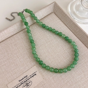 Détail du collier de perles en agate verte avec texture naturelle et chaîne argentée