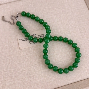 Détail du collier de perles en jade vert avec fermoir mousqueton argenté réglable