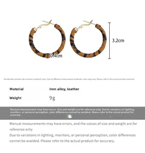 Dettaglio orecchini a cerchio diametro 3,2 cm con design avvolto in pelle leopardata
