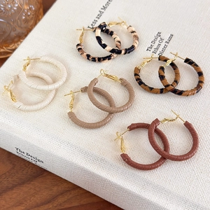 Set di 5 orecchini a cerchio vintage in oro con rivestimento in pelle e leopardo
