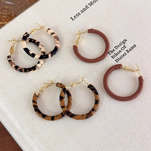 Tre paia di orecchini a cerchio vintage in pelle con motivi a righe e texture