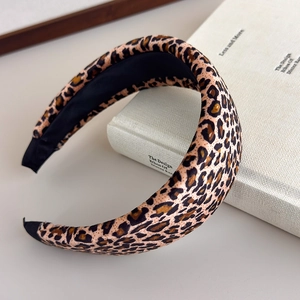 Detailed view of leopard print padded headband with soft fabric and sponge height design