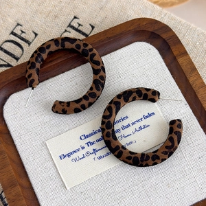 Orecchini a Cerchio C con Stampa Leopardata Floccata Western Vintage in Acrilico e Rame Orecchini Rotondi Geometrici per Donna