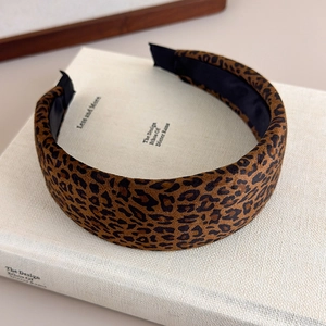 Detail of plush leopard print wide headband with thick sponge and black inner lining