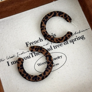 Orecchini a cerchio a C con stampa leopardata vintage e texture floccata marrone