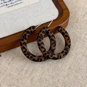 Orecchini a cerchio a C con stampa leopardata floccata e finitura scamosciata premium