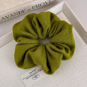 Détail du chouchou XXL vert mousse en maille avec une texture côtelée épaisse