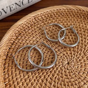Boucles d'Oreilles Créoles Rondes en Argent Minimalistes Mode Personnalisée Créoles en Alliage de Fer Simple pour Femme Bijoux Quotidiens
