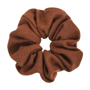 Grand chouchou en maille marron foncé avec texture douce pour coiffures d'hiver