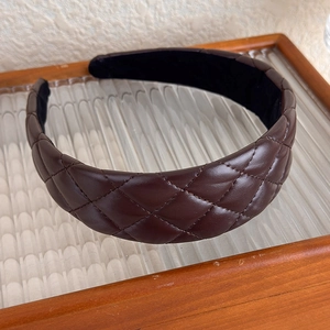 Détail du serre-tête en cuir PU marron avec couture classique en losanges