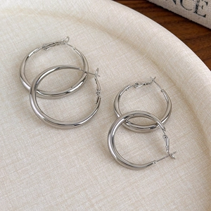 Boucles d'oreilles créoles minimalistes en argent poli de deux tailles pour femme