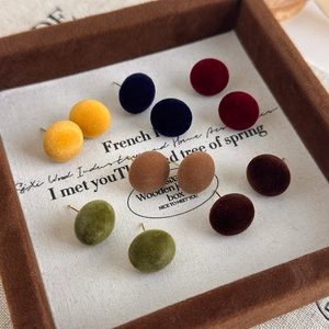 Orecchini a perno tondi in velluto colorato, stile vintage minimalista per l'autunno-inverno