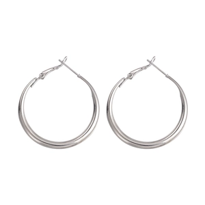 Vue détaillée de créoles classiques en argent poli avec une finition miroir