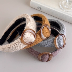 Serre-têtes en maille chic aux tons neutres avec d'élégantes boucles ovales effet ambre