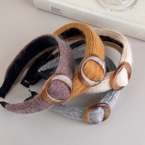 Gros plan de quatre serre-têtes en maille de couleurs assorties avec boucles ambre