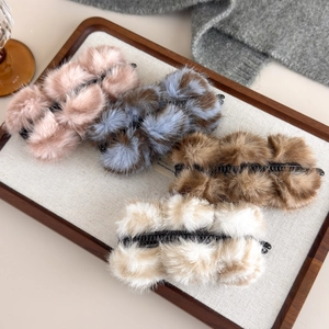 Barrettes banane en peluche à motif léopard de couleurs variées sur un plateau en bois