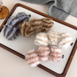 Barrettes banane en fausse fourrure léopard en quatre couleurs d'hiver sur plateau