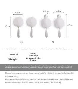 Details von weißen Pelzball-Ohrringen mit Perlen und Maßen von etwa 6-7 cm Höhe