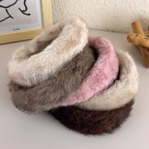 Serre-têtes en fausse fourrure pelucheuse aux tons neutres, design large pour l'hiver