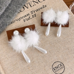Weiße Kunstpelz Bommel Hängeohrringe Mit Wassertropfen Imitationsperle Französisch Vintage Süß Winter Schmuck Für Damen