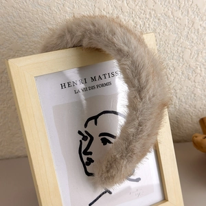 Détail d'un serre-tête en fausse fourrure marron chaud avec une texture douce pour l'hiver