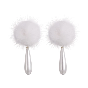 Elegante weiße Pom-Pom-Ohrhänger mit perlmuttfarbenen Wassertropfen-Anhängern für Damen