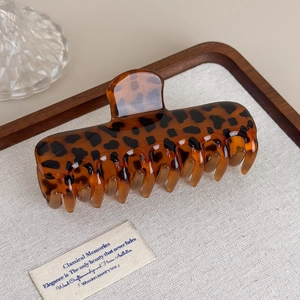Détail d'une grande pince à cheveux motif léopard avec un design en écaille classique