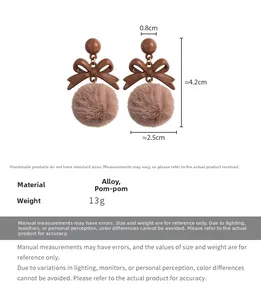 Vue détaillée des boucles d'oreilles pompon marron vintage avec dimensions précises