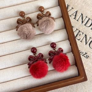 Boucles d'oreilles nœuds et pompons rétro en marron et rouge pour l'automne-hiver