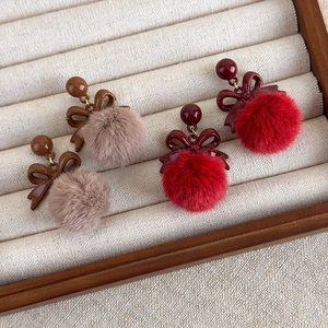Boucles d'oreilles vintage marron et rouge avec nœud papillon et boules de poils