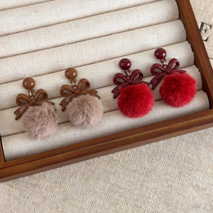 Boucles d'Oreilles Nœud Papillon Pompon Vintage pour Femmes Automne Hiver Résine Alliage Nœud Papillon Boule Peluche Bijoux Élégants Fête