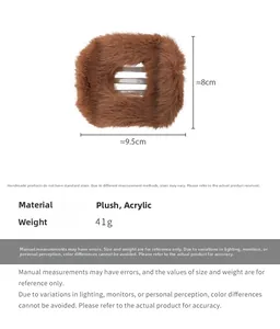 Détail de la pince à cheveux en peluche marron montrant les dimensions 9,5 cm x 8 cm