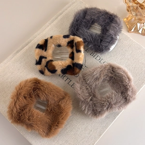 Lot de quatre pinces à cheveux ovales en peluche à motif léopard et couleurs d'automne