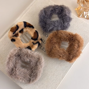 Détails de quatre pinces à cheveux en peluche avec motif léopard et tons d'automne