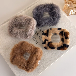 Vue détaillée de quatre pinces à cheveux en peluche avec motifs léopard et automne