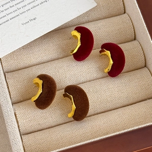 Pendientes vintage de terciopelo rojo y marrón con elegantes detalles metálicos dorados