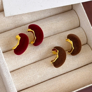 Pendientes retro de terciopelo granate y marrón con detalles de metal dorado texturizado