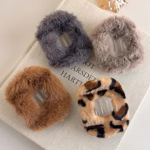 Pince à Cheveux Élégante en Peluche d'Hiver pour Femmes en Fausse Fourrure Léopard Grande Pince Requin Accessoires Cheveux