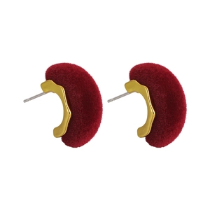 Pendientes en C de terciopelo burdeos retro con bordes dorados ondulados para invierno