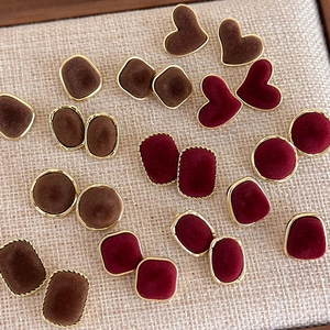 Vintage velvet square heart stud earrings in brown and burgundy with gold frames